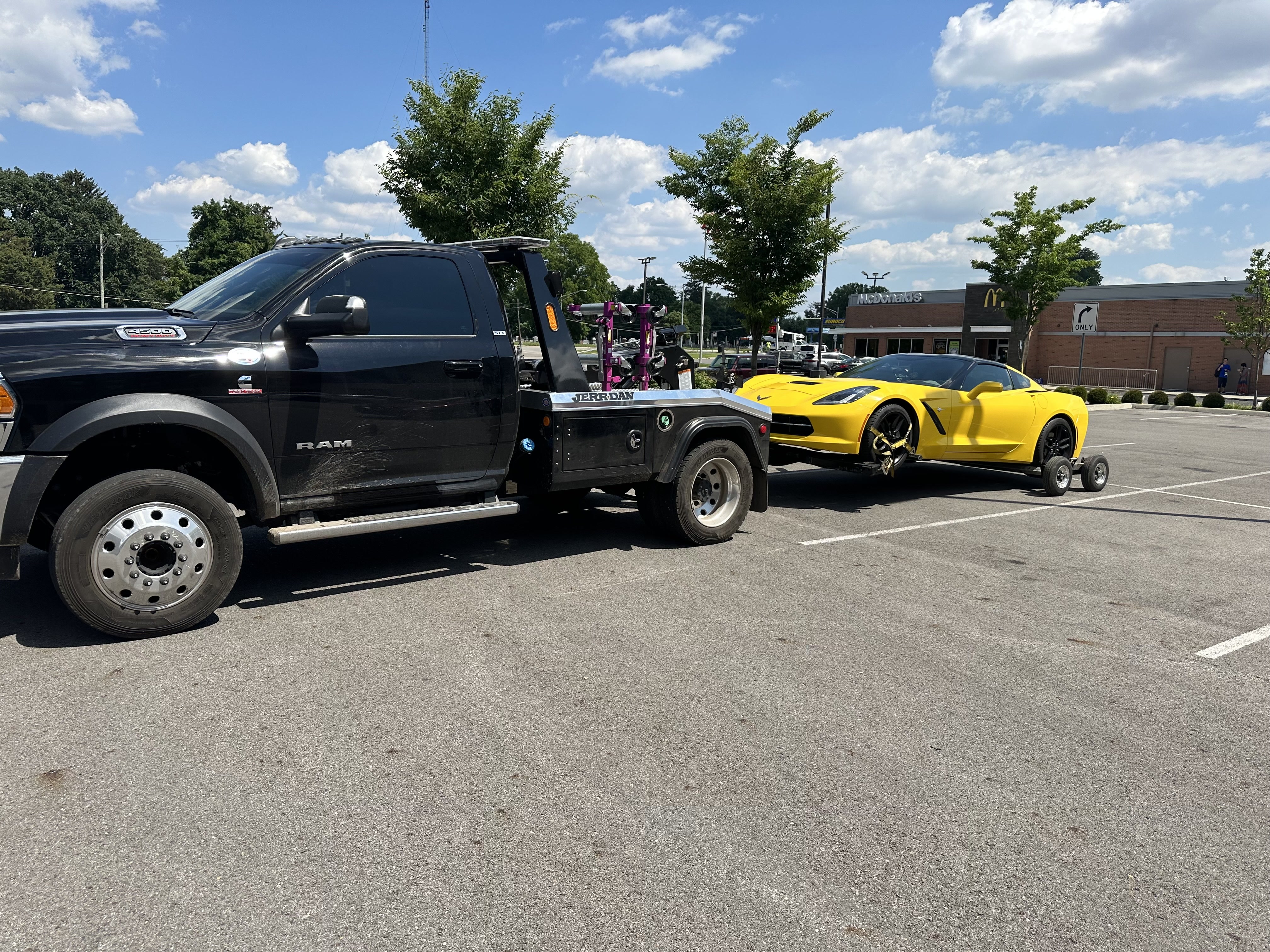 Truck25WithYellowCar